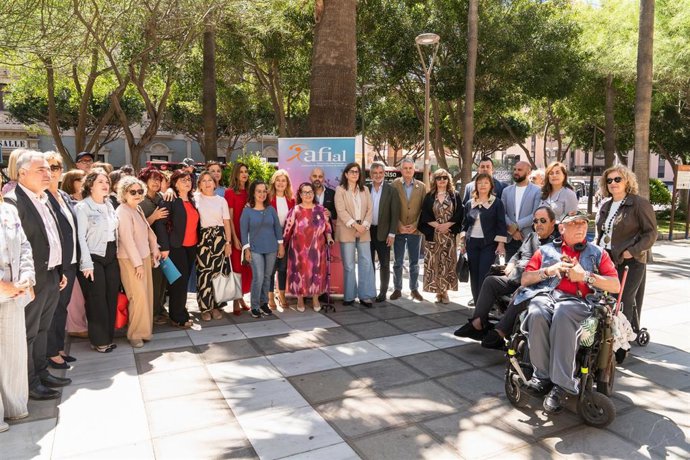 Representantes institucionales y miembros de Afial durante el acto celebrado en la Rambla de Almería por el Día Mundial de la Fibromialgia y el 25 aniversario de la asociación.