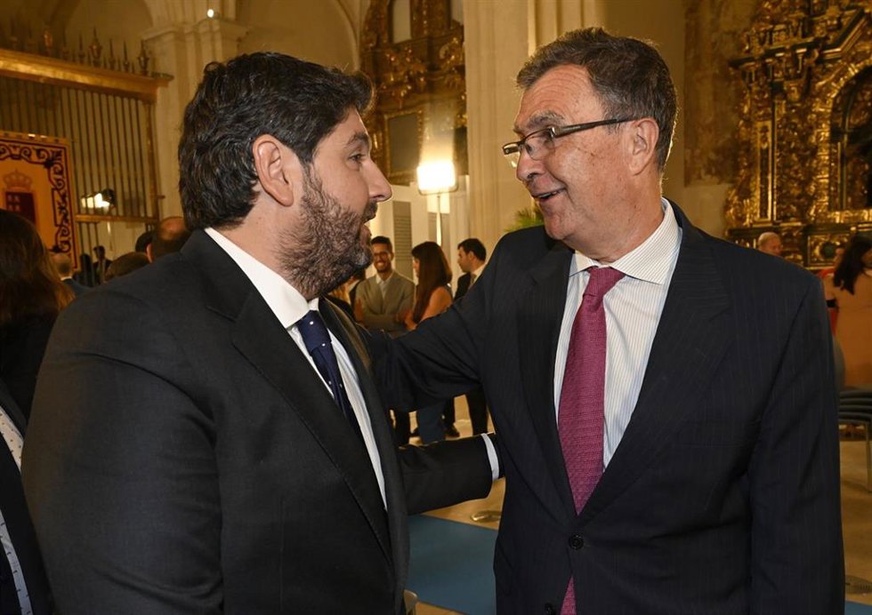 El presidente de la Comunidad, Fernando López Miras, saluda al alcalde de Murcia, José Ballesta
