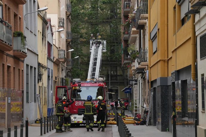 Bomberos trabajan en el edificio donde se ha producido la explosión.