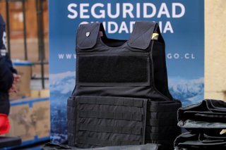 Santiago, 12 de agosto 2024 El gobernador de Santiago, encabeza la entrega de mas de 200 chalecos antibalas para inspectores municipales de 15 comunas, esto ademas de un kit de emergencia vehicular. Ambos equipamientos son parte del programa Proteger del