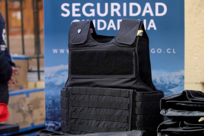 Santiago, 12 de agosto 2024 El gobernador de Santiago, encabeza la entrega de mas de 200 chalecos antibalas para inspectores municipales de 15 comunas, esto ademas de un kit de emergencia vehicular. Ambos equipamientos son parte del programa Proteger del