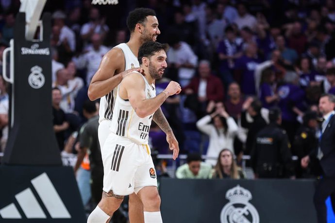 Archivo -  Facundo Campazzo junto a Trey Lyles durante un partido del Real Madrid