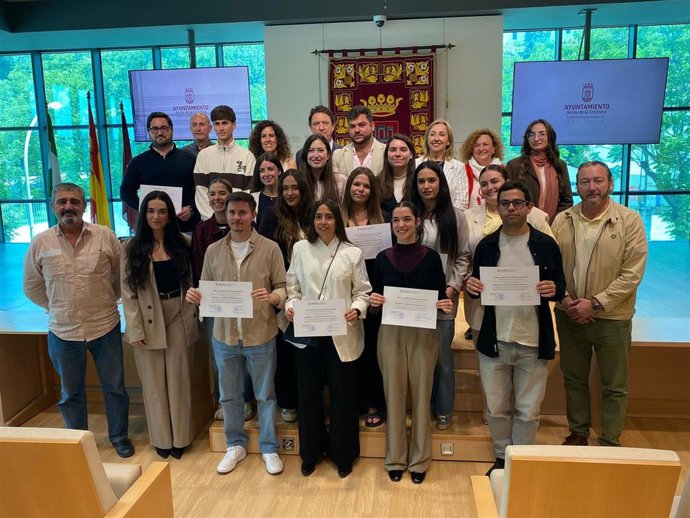 El delegado territorial de Empleo, Empresa y Trabajo Autónomo de la Junta en Cádiz, Daniel Sánchez Román, junto al alcalde de Arcos de la Frontera, Miguel Rodríguez, en la clausura de un curso formativo