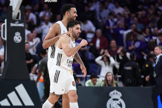 Archivo - Trey Lyles and Facundo Campazzo of Real Madrid gesture during the Turkish Airlines EuroLeague Regular Season Round 12 match between Real Madrid and Zalgiris Kaunas at Movistar Arena on November 20, 2025 in Madrid, Spain.
