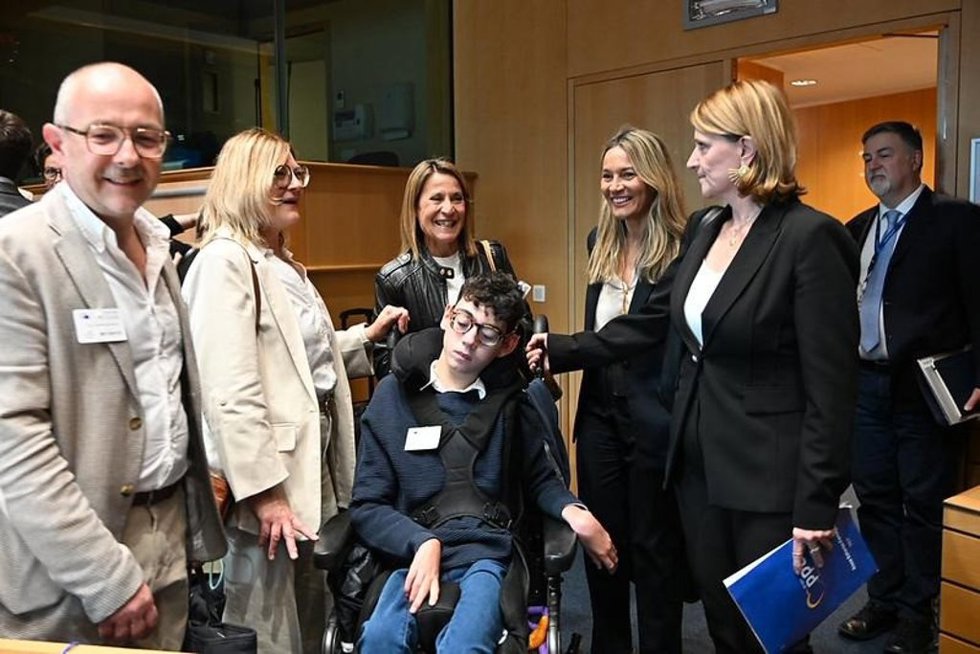 La única persona diagnosticada con FOX G1 en Baleares, el joven de 15 años Oriol Campaner, en el Parlamento Europeo acompañado por la eurodiputada mallorquina Rosa Estaràs (PP). 