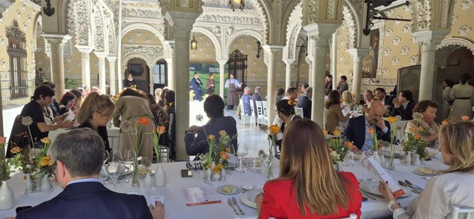 Martínez Abad destaca en Sevilla los "vínculos históricos" entre Cantabria y Andalucía durante la cata de vinos de Jerez