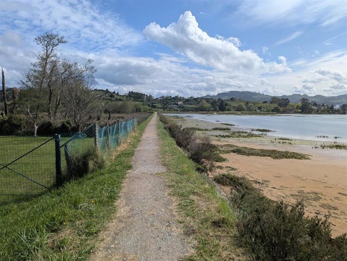 Senda en la Ría de Villaviciosa