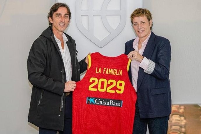 Javier Floristán y Elisa Aguilar tras la firma del acuerdo entre la FEB y 'La Famiglia se sienta a la mesa'
