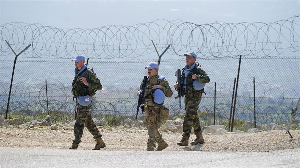 Archivo - Tropas irlandesas y maltesas patrullan mientras el ministro de Asuntos Exteriores y de Defensa de Irlanda, Simon Harris, visita el campamento Shamrock, cerca de la frontera con el Líbano e Israel, para reunirse con los efectivos de la FINUL