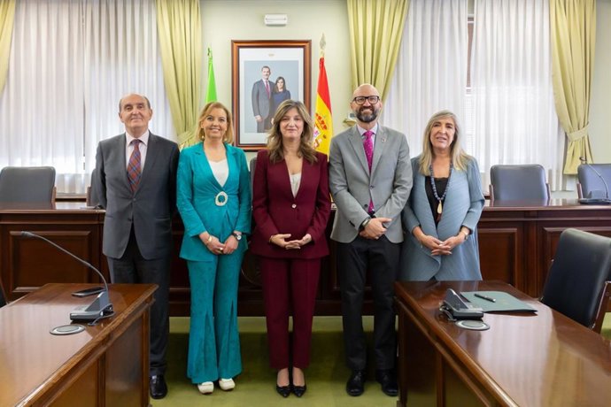 La rectora de la ULE, Nuria González (centro), junto a la nueva decana de la Facultad de Derecho, Susana Rodríguez (a su izquierda).