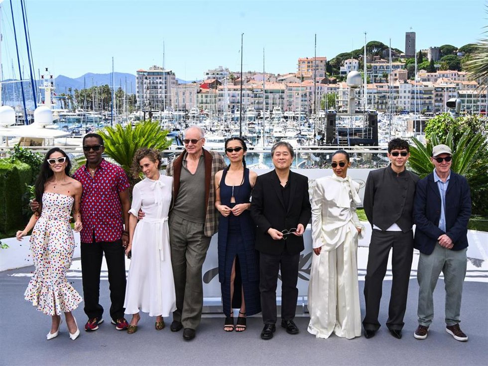 Cannes, FRANCIA: IPA84597146 - Cannes, 79th Cannes Film Festival 2026, photocall della giuria Nella foto: Demi Moore, Isaach de Bankolé, Laura Wandel, Stellan Skarsgård, Chloé Zhao, Jury President Park Chan-wook, Ruth Negga, Diego Céspedes and Paul Lavert