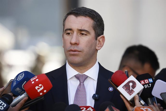 Santiago 11 de mayo 2026. El diputado del Partido Republicano, Benjamin Moreno, habla con la prensa antes de una voceri de gobierno en el Palacio de La Moneda Dragomir Yankovic/Aton Chile
