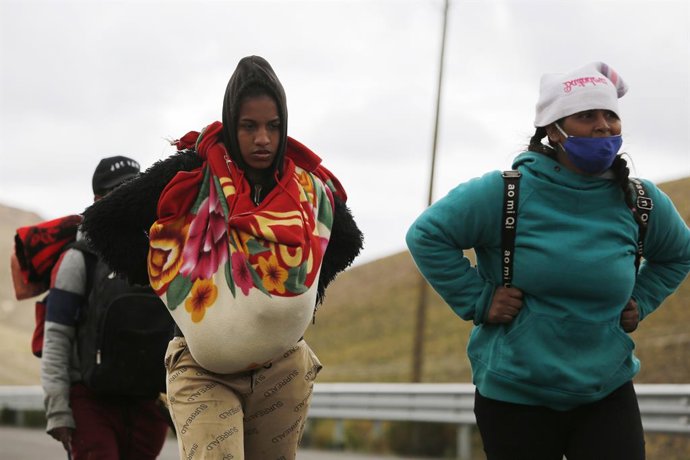 Colchane, 15 de Febrero del 2022. Un grupo de venezolanos retenidos por carabineros y el ejercito por entrar de manera irregular al pais, no fueron aceptados en su reconduccion a Bolivia. Alex Diaz/Aton Chile