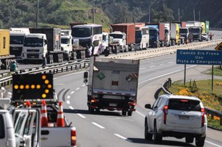 Santiago, 04 de Septiembre de 2025.   Accidente dentro del Tunel Lo Prado genera corte de transito en la ruta 68 hacia Santiago generando atochamiento de kilometros, con buses varados y personas retornando a la V region  Diego Martin /Aton Chile