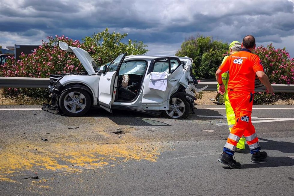 Estado de uno de los coches del accidente con varios heridos tras una colisión múltiple entre un camión y diversos coches en la autovía A-4 a su paso por el término de Córdoba capital.