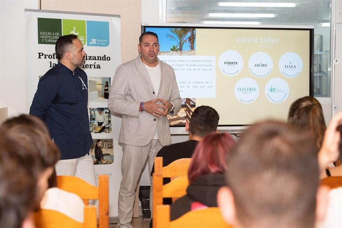 Trabajadores del Grupo Fuerte dando una charla de formación a alumnos de la Escuela Fernando Quiñones.