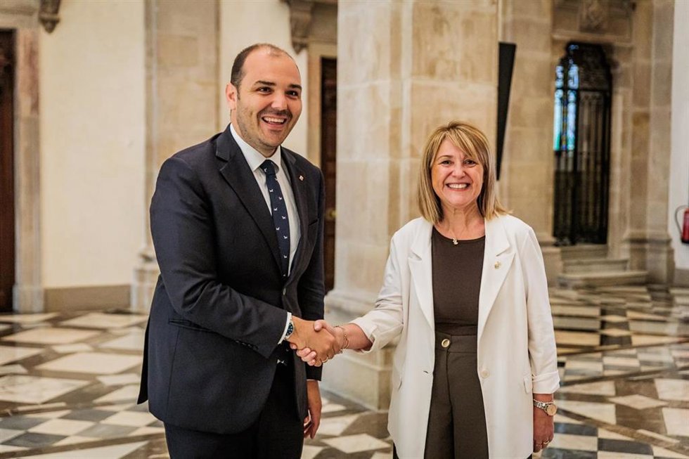 El conseller de la Presidencia de la Generalitat, Albert Dalmau, y la alcaldesa de Aitona (Lleida), Rosa Pujol