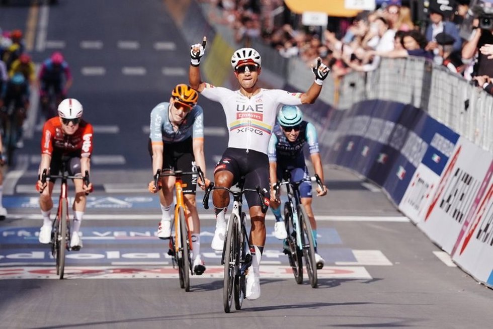 El ecuatoria Jhonatan Narváez celebra su triunfo en la cuarta etapa del Giro de Italia 2026.