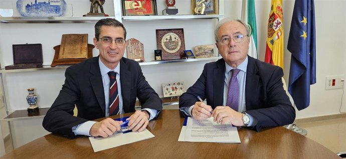 Fernando Planelles y Antonio Díaz, tras la firma del convenio.