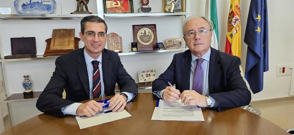 Fernando Planelles y Antonio Díaz, tras la firma del convenio.