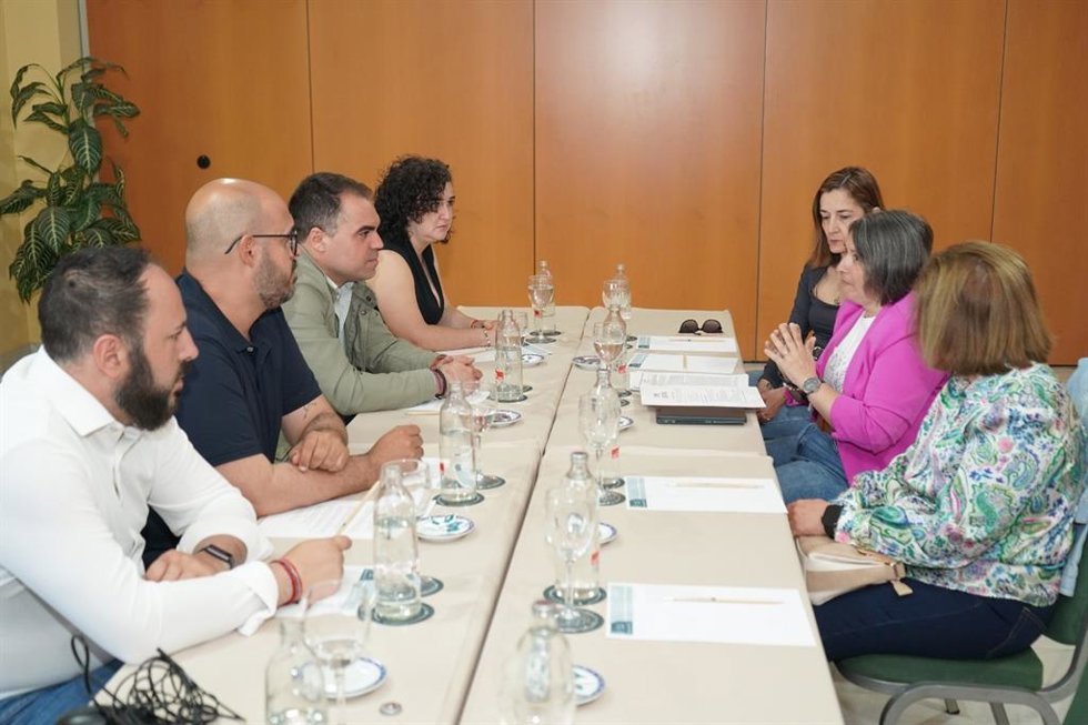 Juan Cornejo con representantes de la Asociación de Fibromialgia Fatiga Crónica Artrosis y Osteoporosis de Puerto Real.