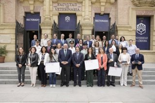 Foto de familia de premiados y autoridades en la UCO.