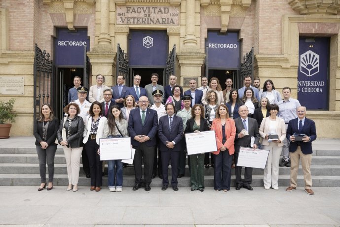 Foto de familia de premiados y autoridades en la UCO.