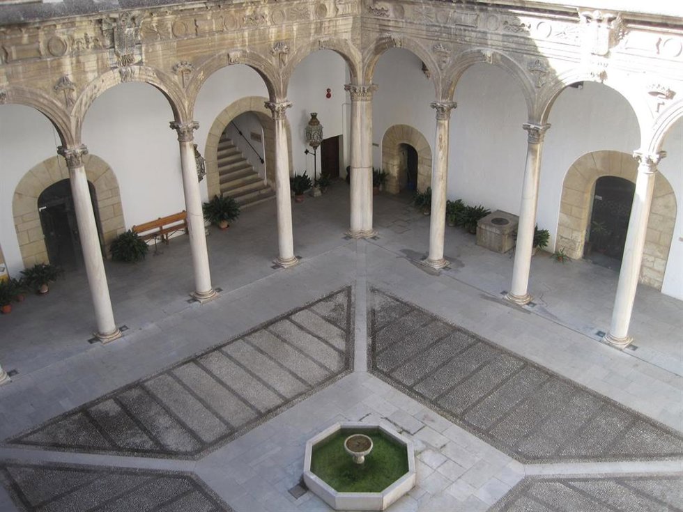 Archivo - Vista del Hospital Real, sede del Rectorado de la Universidad de Granada.