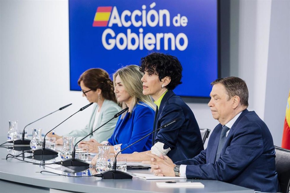 (I-D) La ministra de Sanidad, Mónica García; la ministra de Educación, Formación Profesional y Deportes, Milagros Tolón, ministra de Inclusión, Seguridad Social y Migraciones y portavoz del Gobierno, Elma Saiz, y el ministro de Agricultura, Pesca y Alimen