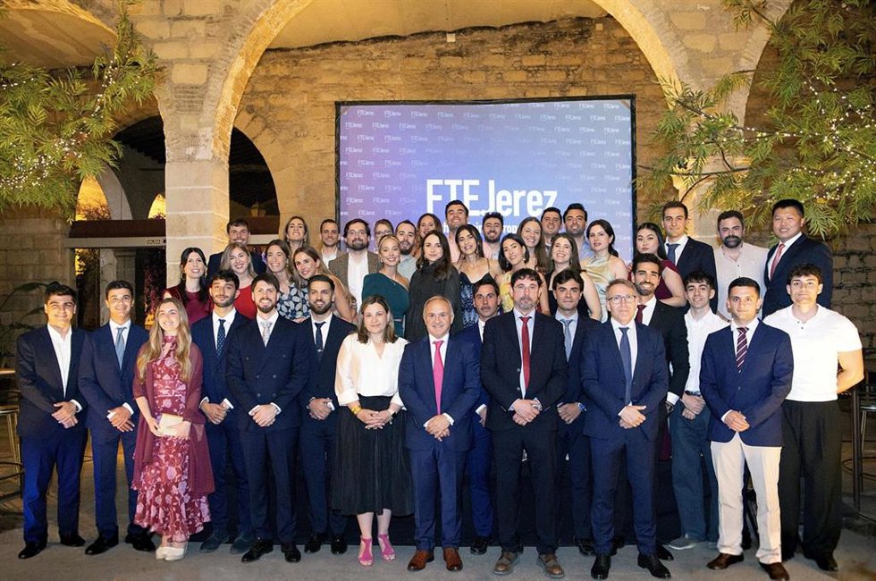 Foto de familia de los alumnos de control aéreo seleccionados por Enaire que han finalizado su formación en FTEJerez