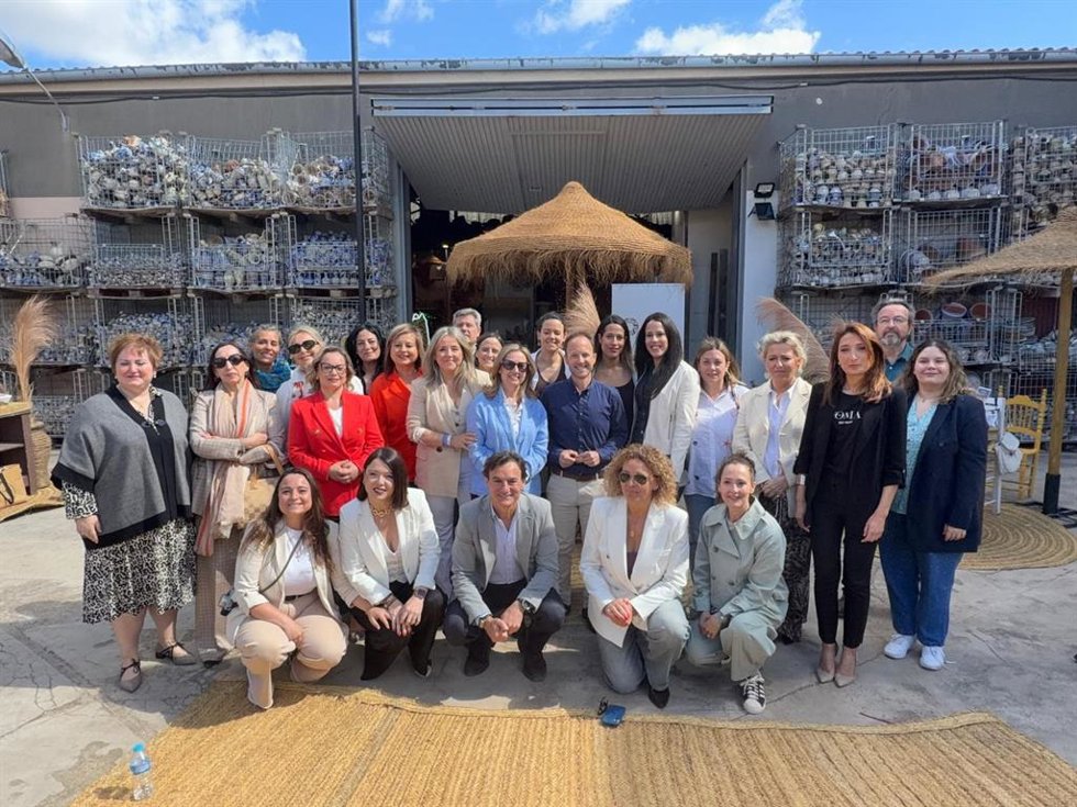 Candidatos y miembros del PP de Jaén con empresarias de la provincia.
