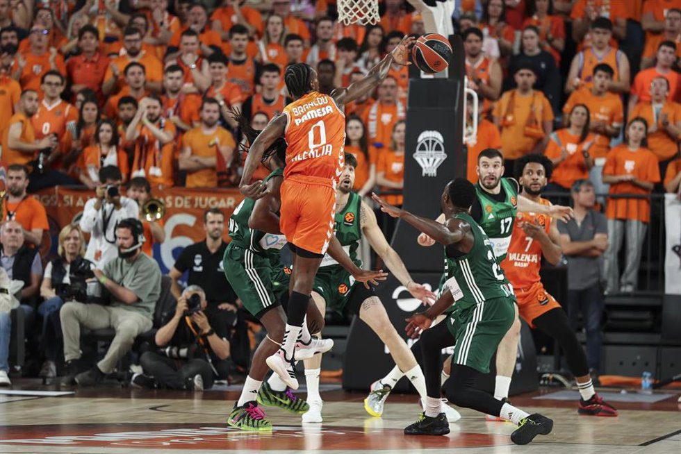 Brancou Badio, del Valencia Basket, durante el segundo partido del 'Playoff' de la Euroliga ante el Panathinaikos en el Roig Arena de València, el 30 de abril de 2026