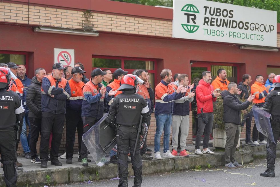 Decenas de trabajadores montan piquetes mientras tiene lugar la Asamblea de Tubos Reunidos, a 7 de mayo de 2026, en Amurrio, Álava, País Vasco (España). Tras confirmarse el pasado lunes que la empresa Tubos Reunidos ha solicitado el concurso de acreedores