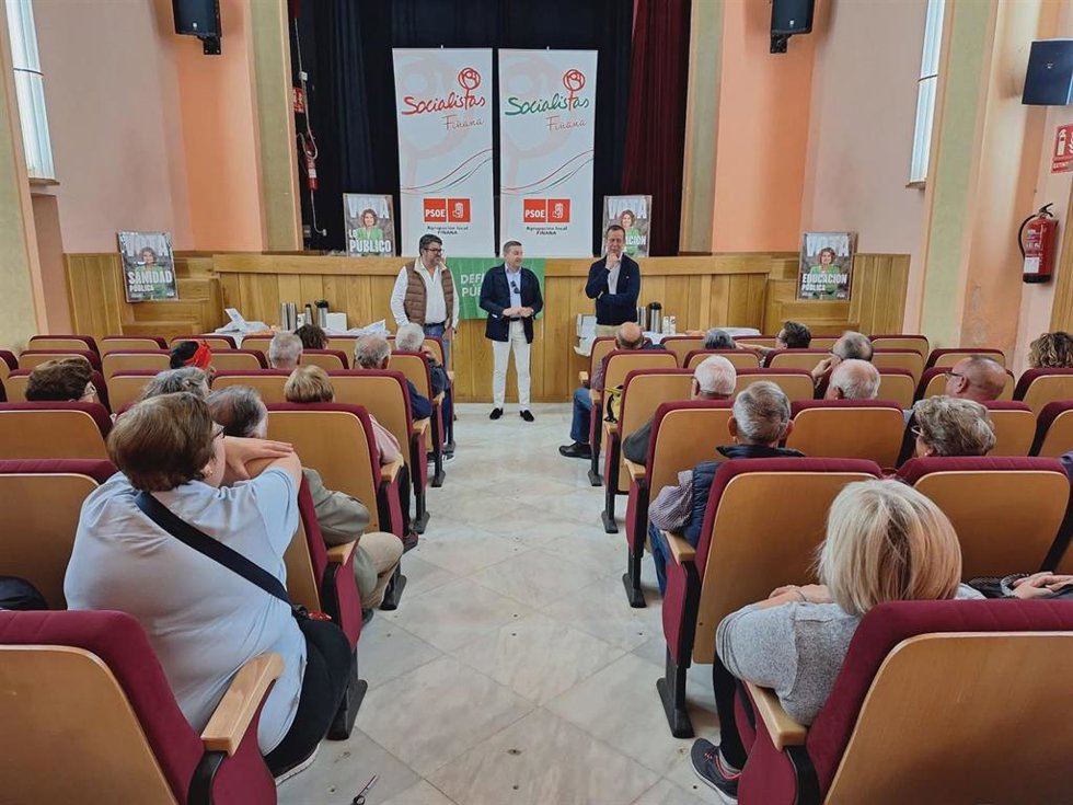 Los candidatos socialistas al Parlamento andaluz José Nicolás Ayala y Rafael Montes, junto al secretario general del PSOE de Almería, José María Martín, durante el acto con mayores celebrado en Fiñana.