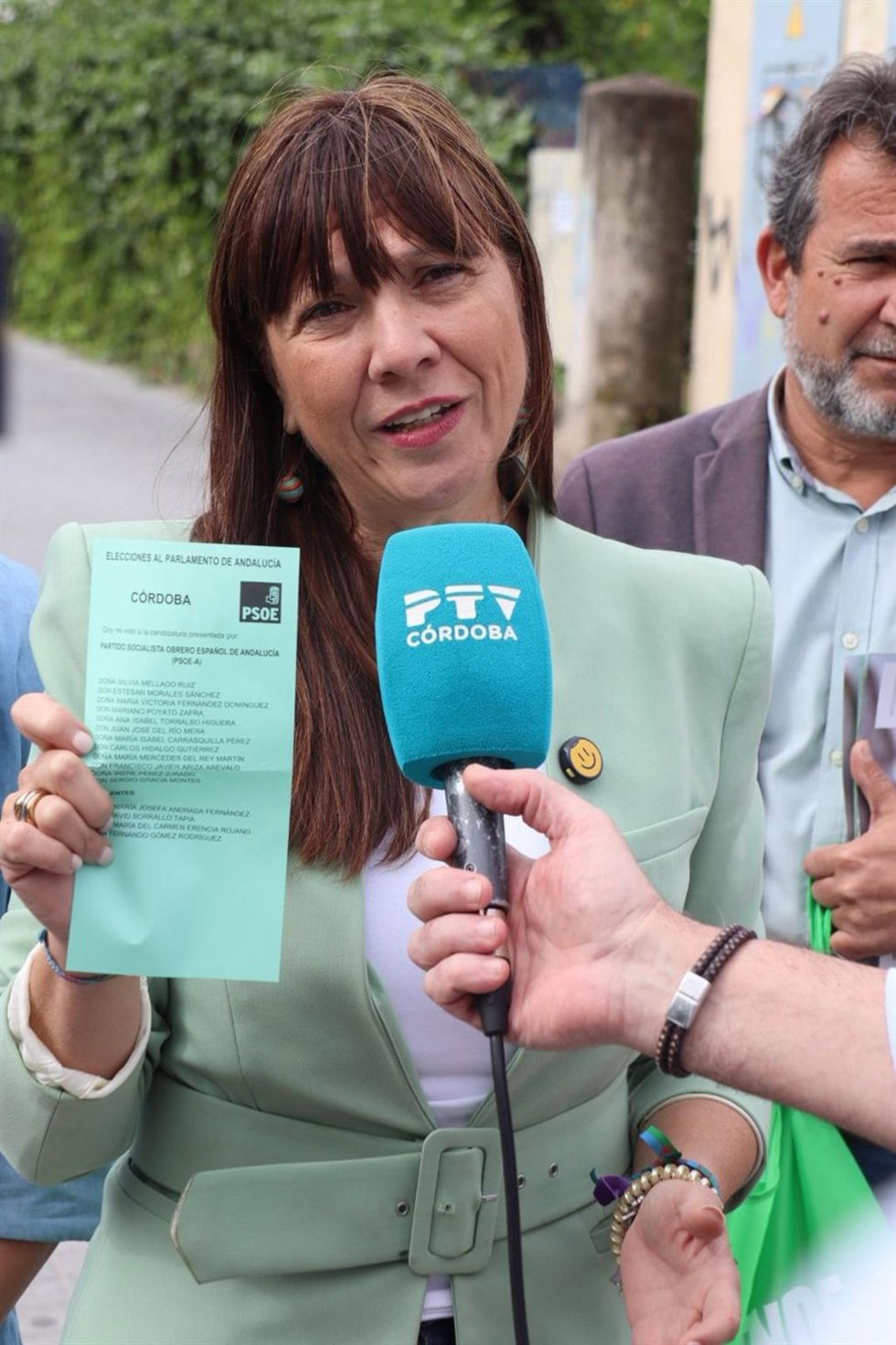 Victoria Fernández pide el voto para la lista que presenta el PSOE al Parlamento andaluz por Córdoba.