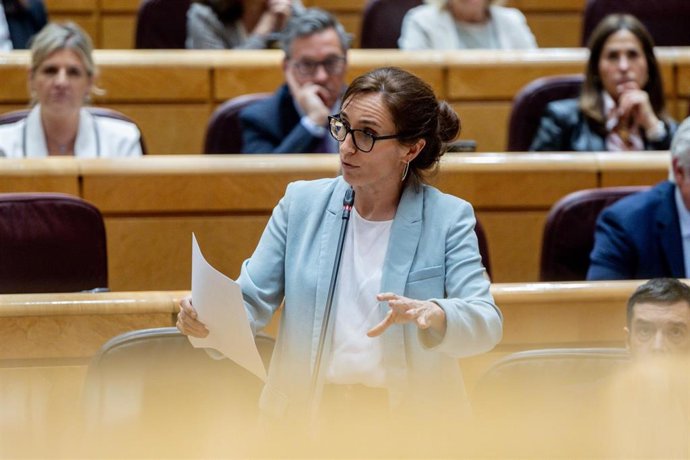 La ministra de Sanidad, Mónica García, interviene durante una sesión plenaria del Senado, a 12 de mayo de 2026, en Madrid (España).