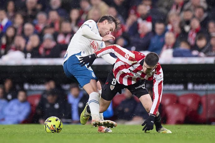 Archivo - El jugador del RCD Espanyol Urko González lucha un balón ante el del Athletic Club Oihan Sancet.