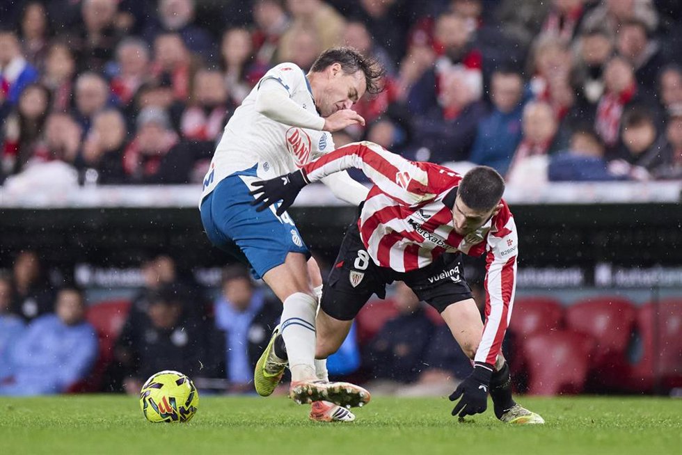 Archivo - El jugador del RCD Espanyol Urko González lucha un balón ante el del Athletic Club Oihan Sancet.