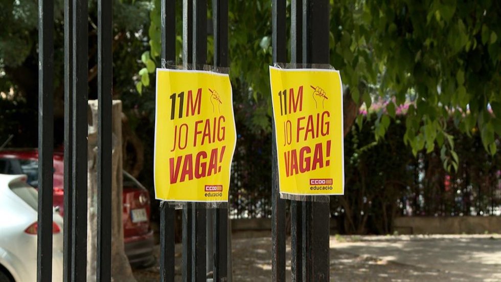 Carteles de la convocatoria de huelga indefinida en la educación valenciana.