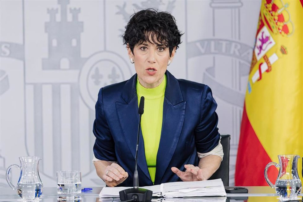 La ministra de Inclusión, Seguridad Social y Migraciones y portavoz del Gobierno, Elma Saiz, interviene durante una rueda de prensa posterior al Consejo de Ministros, a 12 de mayo de 2026, en Madrid (España). El Consejo de Ministros ha aprobado hoy el pro
