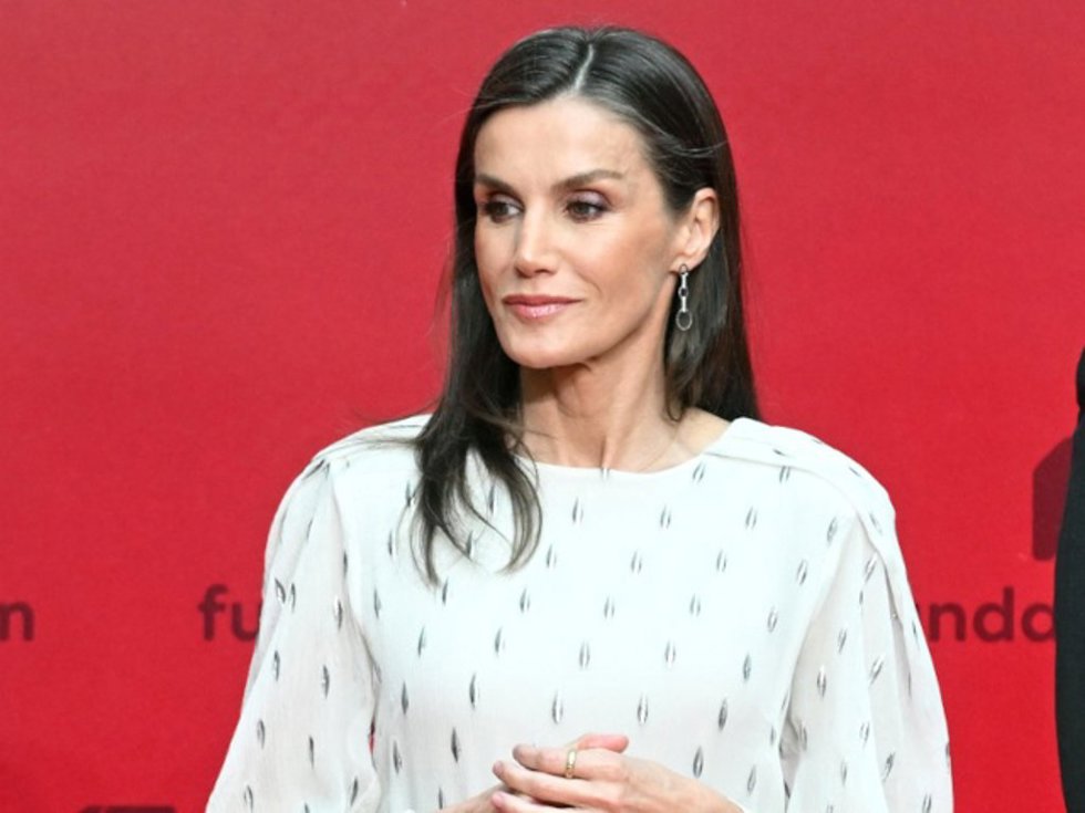 La Reina Letizia junto a los galardonados en la 48ª edición de los Premios SM de Literatura Infantil “El Barco de Vapor” y “Gran Angular” 2026, en la Real Casa de Correos, a 12 de mayo de 2026, en Madrid (España).