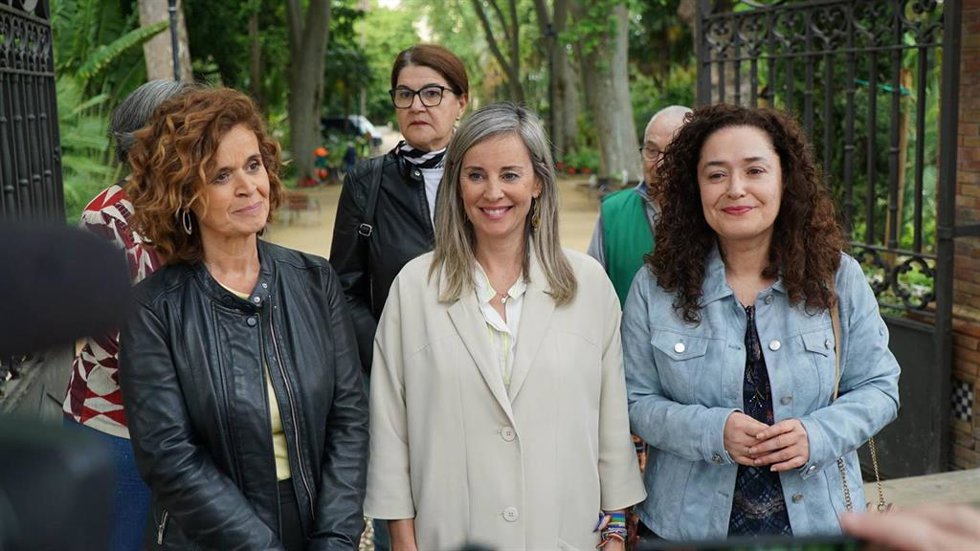 La diputada y portavoz del Grupo Parlamentario Plurinacional de Sumar en el Congreso, Verónica Martínez Barbero, y la candidata por Cádiz de Por Andalucía, Esperanza Gómez, en un acto en Algeciras