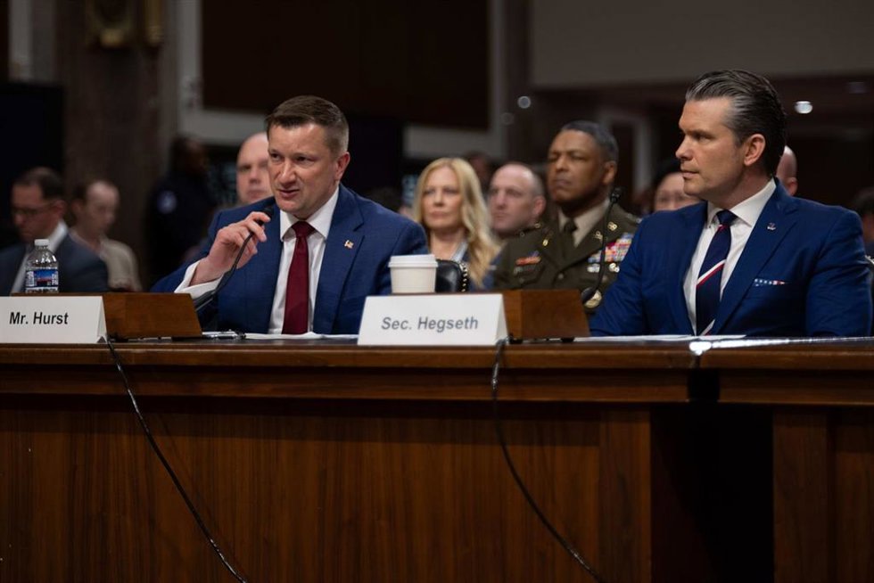 El subsecretario de Defensa de Estados Unidos, encargado de los asuntos financieros, Jules Hurst, y el secretario de Defensa, Pete Hegseth.