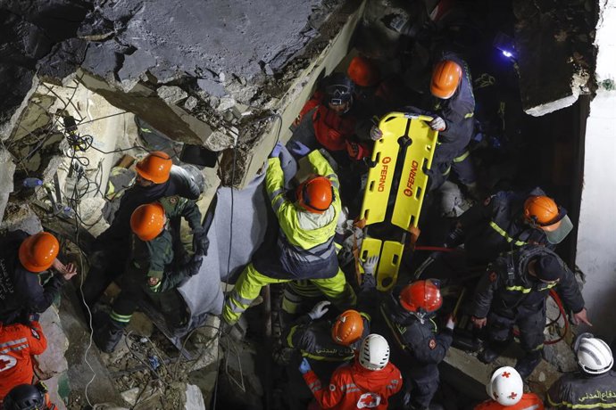 Archivo - January 24, 2026, Tupoli, North Lebanon, lebanon: Lebanese rescue teams, including the Civil Defense and the Lebanese Red Cross, continue clearing rubble at the site of a residential building collapse in Tripoli, northern Lebanon, on January 24,