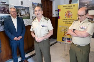 El coronel José María Ortega (centro), en la presentación de la muestra 'En marcha al pasado', junto al comisario de la misma, Javier Tamargo (izda.)