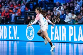 Archivo - November 30, 2025, Trier, Rhineland-Palatinate: GUTIERREZ BERMEJO Jennifer Maria (17 Spain) celebrates after scoring a goal during the IHF Women's Handball World Championship game between Montenegro and Spain at the SWT Arena in Trier, Germany
