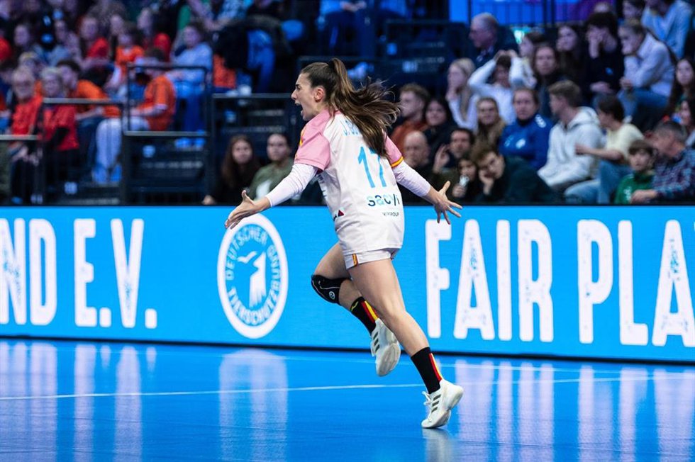 Archivo - November 30, 2025, Trier, Rhineland-Palatinate: GUTIERREZ BERMEJO Jennifer Maria (17 Spain) celebrates after scoring a goal during the IHF Women's Handball World Championship game between Montenegro and Spain at the SWT Arena in Trier, Germany