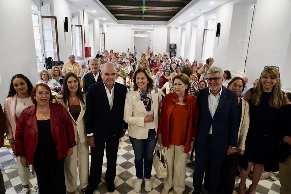 El expresidente de la Junta Manuel Chaves (4i) y la exministra Magdalena Álvarez (4d); junto a la ex dirigente socialista Carmen Romero (c); y el secretario general del PSOE de Málaga y candidato, Josele Aguilar (3d), en un acto público de campaña. A 12 d