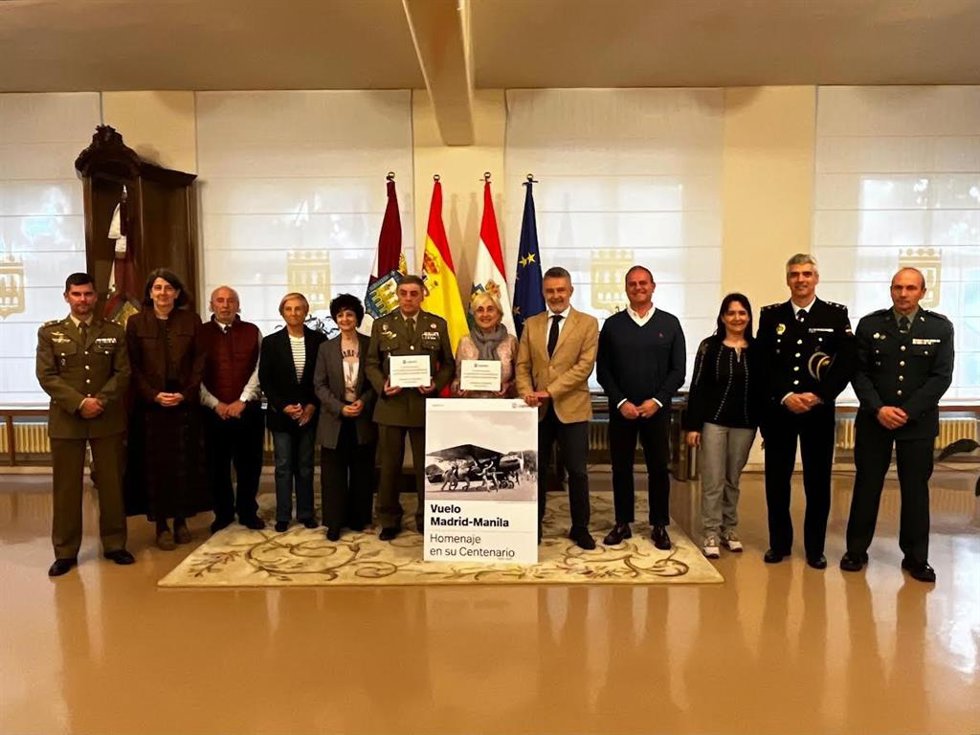 El Ayuntamiento de Logroño homenajea el centenario del Vuelo Madrid-Manila con la entrega de una placa conmemorativa