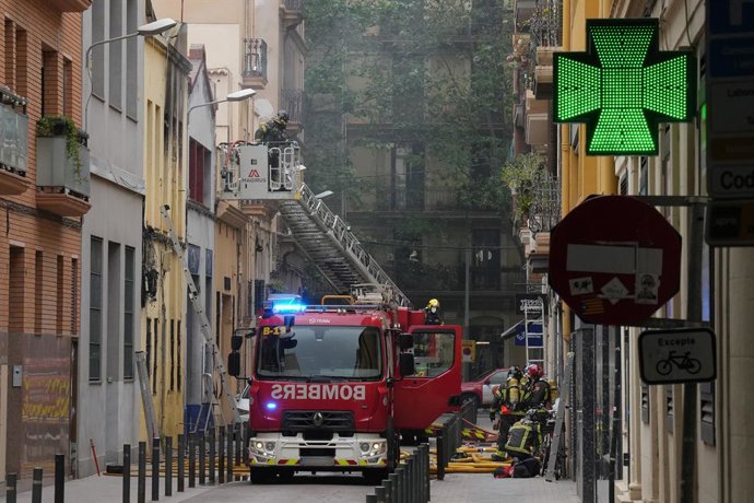 Bombers treballen a l'edifici on s'ha produït l'explosió.